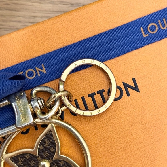 LOUIS VUITTON 2022 Puzzle Flower Monogram Keyring - Picture 11 of 15